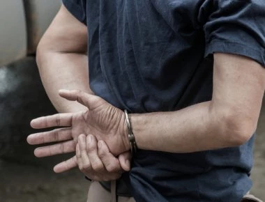 Πολλαπλές συλλήψεις φυγόποινων σε Βόλο, Κάλυμνο, Σαντορίνη